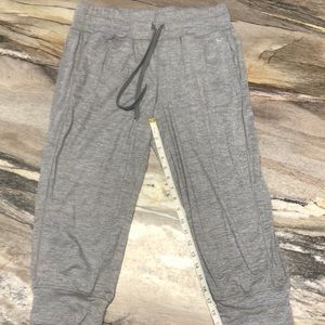 Danskin drawstring capri’s. Large (12-14).